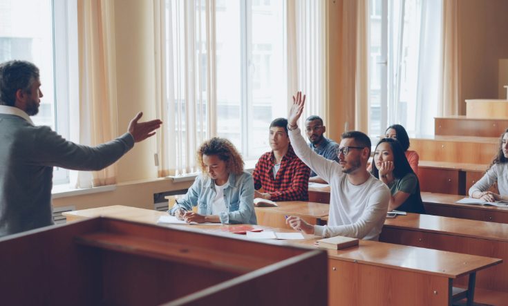 Participante levanta la mano para preguntar durante una capacitación